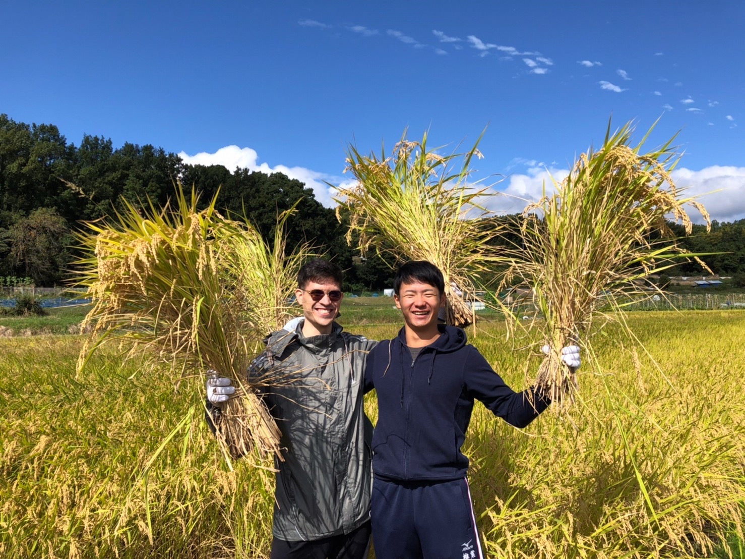 photo entre le fondateur de Momotaro-san et un agriculteur partenaire