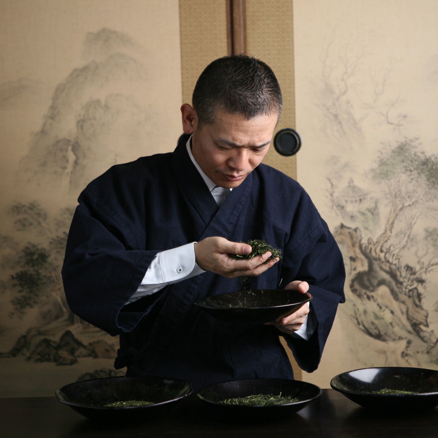 expert thé sentant du thé japonais